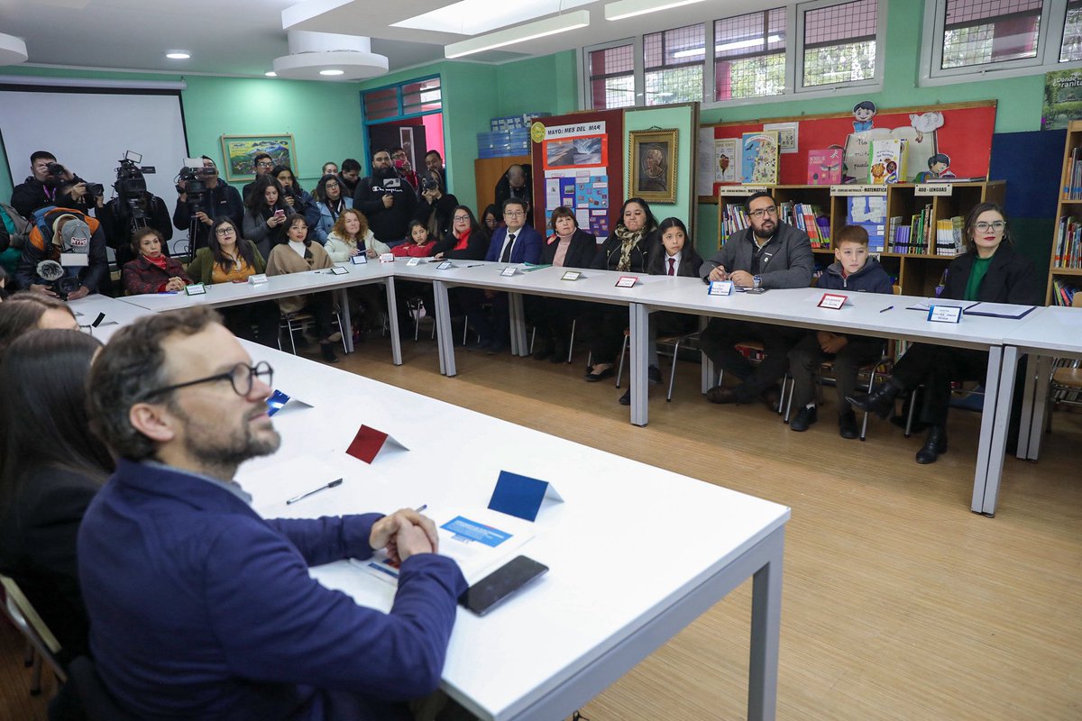 camila_vallejo's tweet photo. En #Pudahuel, junto al ministro @nico_cataldo, las subsecretarías @nikicardoch y @AleArratiaM, y el alcalde @ItaloBravo, presentamos el Plan Ciudadanía y Alfabetización Digital que busca brindar herramientas que permitan enfrentar los riesgos que se presentan en el mundo digital  a la comunidad educativa.

Conoce más en https://t.co/gNQzx8yQj3