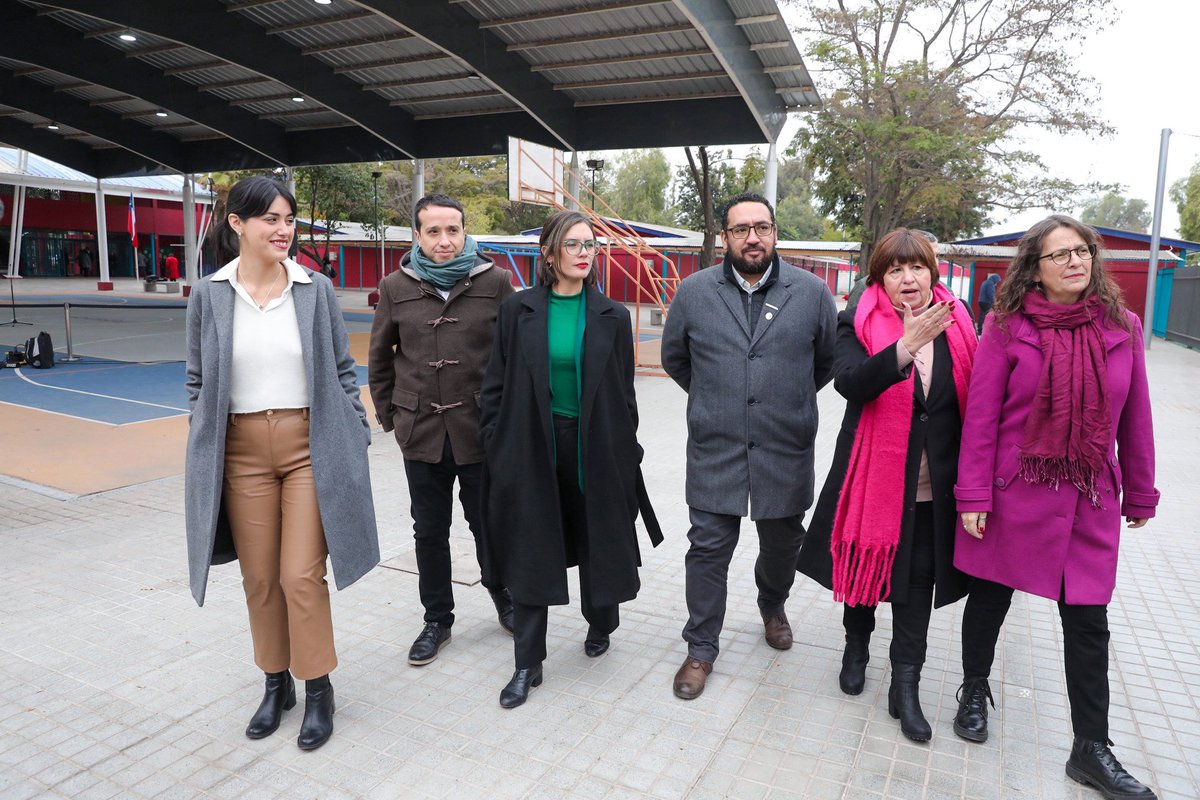 camila_vallejo's tweet photo. En #Pudahuel, junto al ministro @nico_cataldo, las subsecretarías @nikicardoch y @AleArratiaM, y el alcalde @ItaloBravo, presentamos el Plan Ciudadanía y Alfabetización Digital que busca brindar herramientas que permitan enfrentar los riesgos que se presentan en el mundo digital  a la comunidad educativa.

Conoce más en https://t.co/gNQzx8yQj3