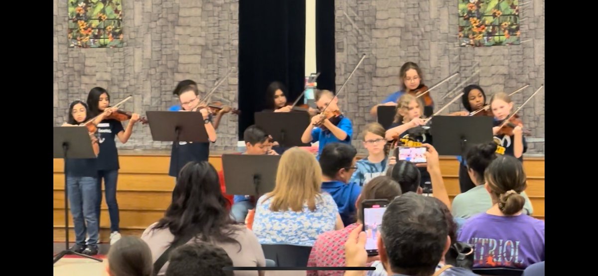 Great job to our Murnin 🎤Choir and 5th Grade 🎻Strings students ending the year on a high 🎶note! Thank Mr. Munoz and Mr. DeArmond for leading the students. #RootEdMurnin