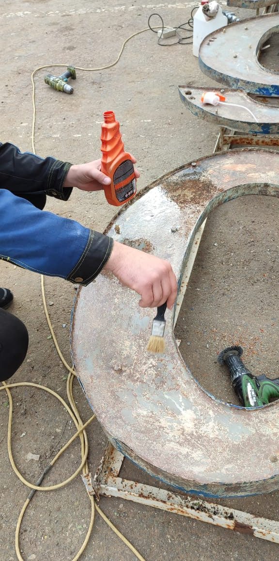 Калужские вывески «Одежда» в работе!

Мастер счищает с них ржавчину и обрабатывает специальным средством — преобразователем ржавчины. Оно позволит защитить поверхность от дальнейшей коррозии. После зачистки ржавчины буквы покроют лаком и отправят в… t2p.pw/MOhm9o8UmS