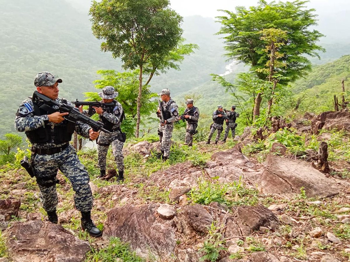 En Morazán, nuestras Fuerzas Especiales patrullan constantemente las zonas altas, para evitar que los remanentes de terroristas se escondan, tratando de escapar de la #GuerraContraPandillas