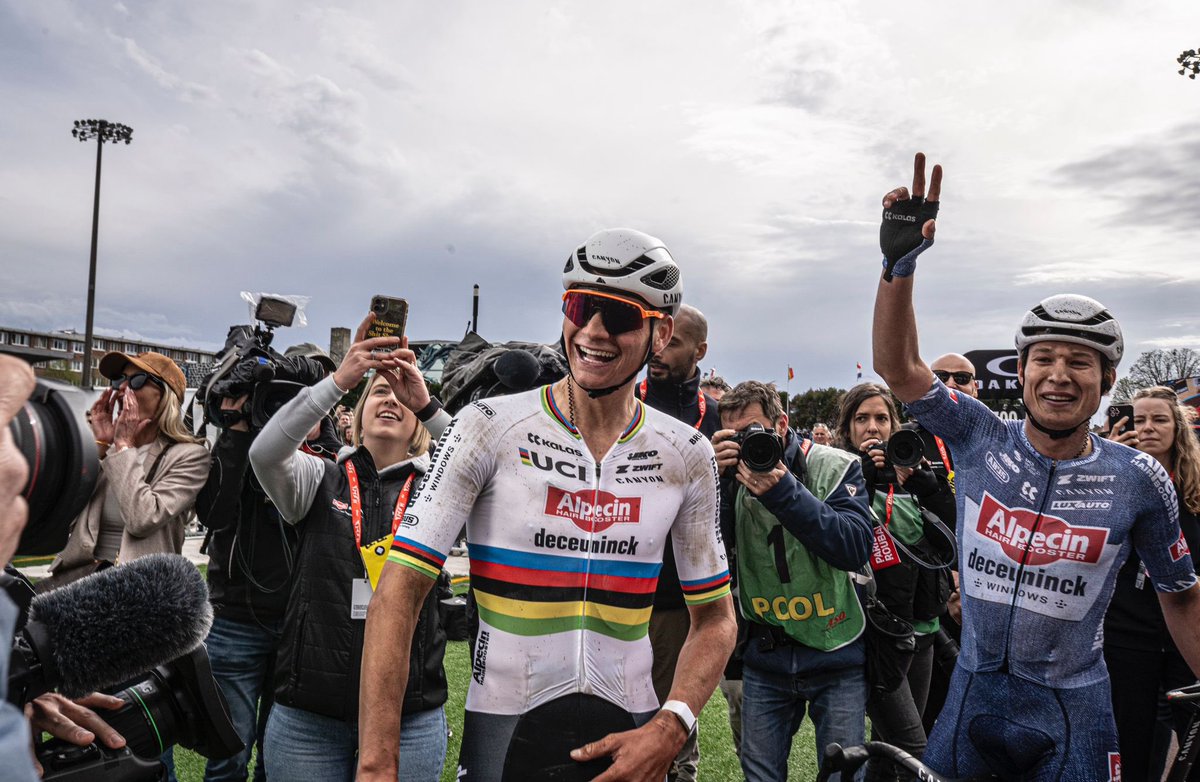 Hiring! 🔍We are looking for a social media manager/content creator, to reinforce our team(s).

💼 Check out our full application 

🇳🇱 NL: alpecin-deceuninck.com/nl/nieuws/vaca… 

🇬🇧 ENG: alpecin-deceuninck.com/news/vacature 

#AlpecinDeceuninck | 📷 Mr. Pinko