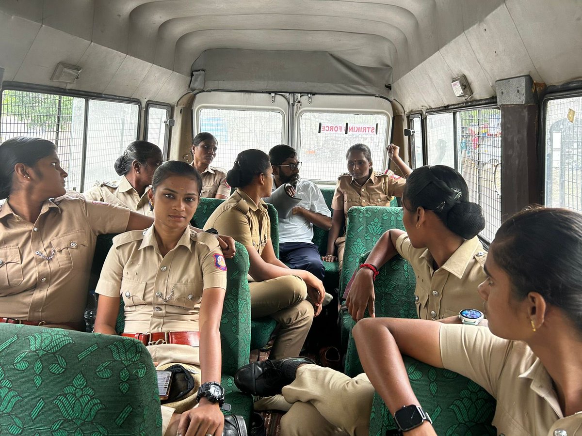 krish_itz's tweet photo. பெரியாரின் வாரிசுகள் 🖤♥️ https://t.co/BKOtj3TelZ