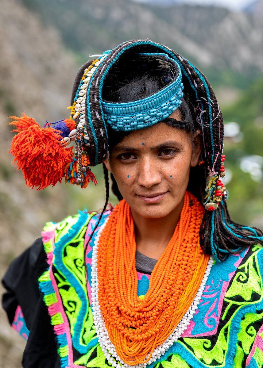 🇵🇰 This week marks the beginning of the Kalash Spring Festival in the remote Kalash Valley of Pakistan.

Thanks to our talented travellers, Floyd and Jodi Schleyhahn, who shared these beautiful portraits of the Kalash after they visited them.

Our HK tour &gt;bit.ly/hindukushgroup…