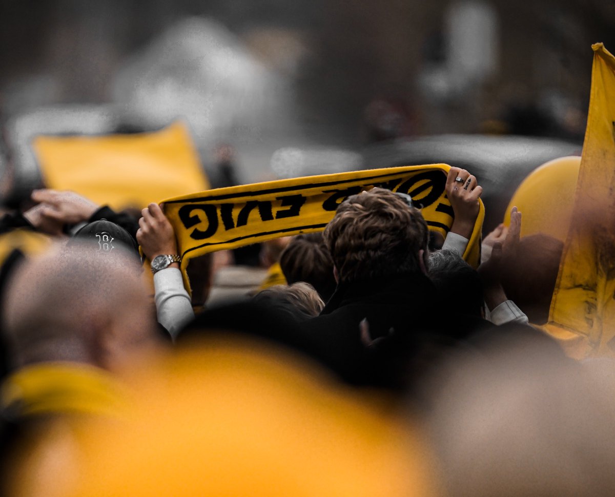 niklasaune's tweet image. Okei, 4–3-3 16. mai-spesial begynner å ta form og det blir seriøst bra greier 🔥 Får bare håpe teknikken står oss bi 

Håper dere smetter innom oss mellom 13 og 16 på glimt.no i morgen