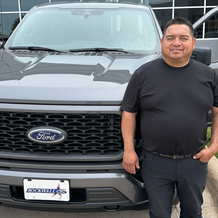 🎉 Rocco thanks this happy customer for their support! Congratulations on your new ride! #CustomerSatisfaction #ShopTheRock #BuiltFordTough