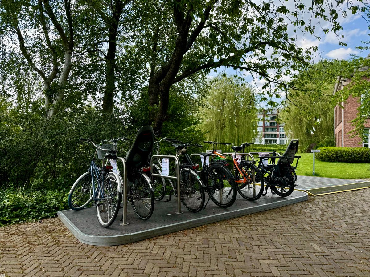 Morgen is het #FietsNaarJeWerkDag. Ondanks de voorspelde 🌧️hoop ik veel mensen op de 🚲te zien.

Fietsen is gezond, duurzaam en vraagt minder ruimte. Met een fietsvlonder is deze week “mijn” parkeerplaats omgetoverd tot stalling voor 10 fietsen 🅿️🚲

#LVFietst #Mobiliteit