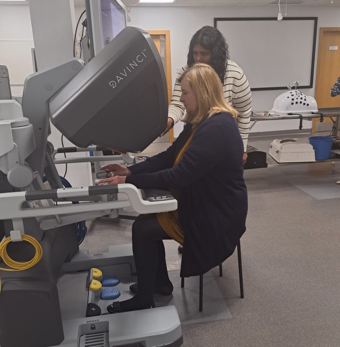Minister for Public Health and Women’s Health @Jenni_Minto tried out the simulator for robotic assisted surgery at Ninewells on a visit organised by @NHSTayside to learn about the benefits of the technology and hear from patients about their positive experiences.