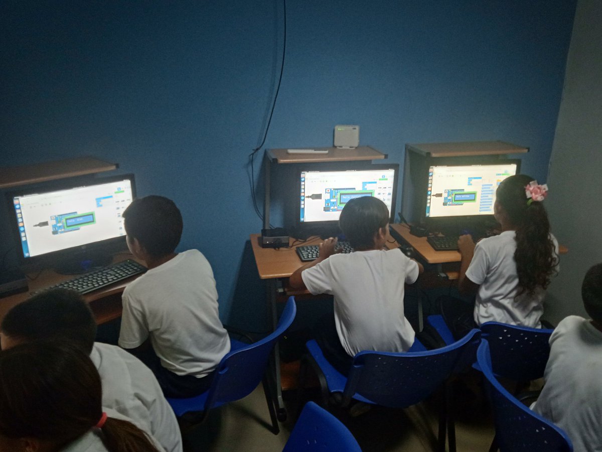 InfocentroReal's tweet photo. #Andamos en algo Formación Tinkercad a los niños de 4to grado de la Unidad Educativa Nacional El Real.
#InfocentroComunidadesTic https://t.co/hwhe0yV5VJ