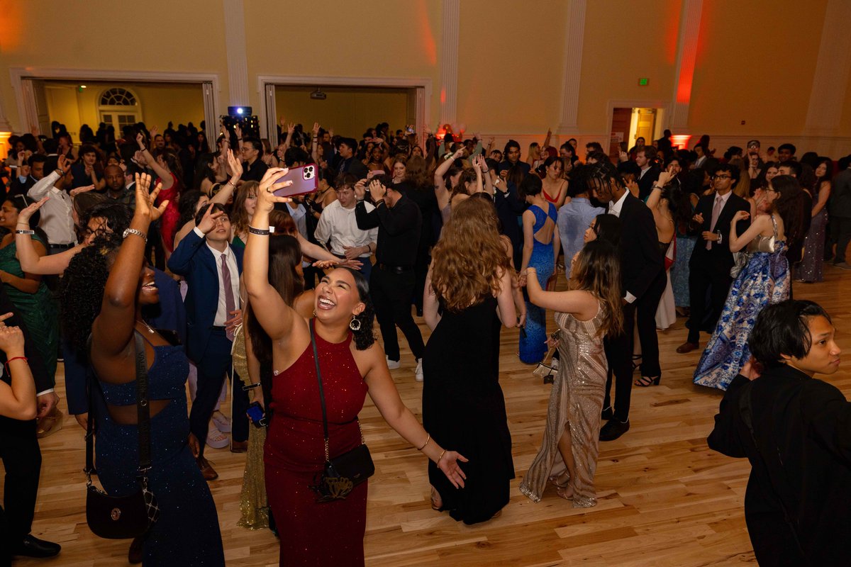 Four years after their high school proms were canceled, hundreds of graduating Terps finally gathered for their special dance 💛

More about 'The Prom We Never Had' ➡ go.umd.edu/4dQJxZg