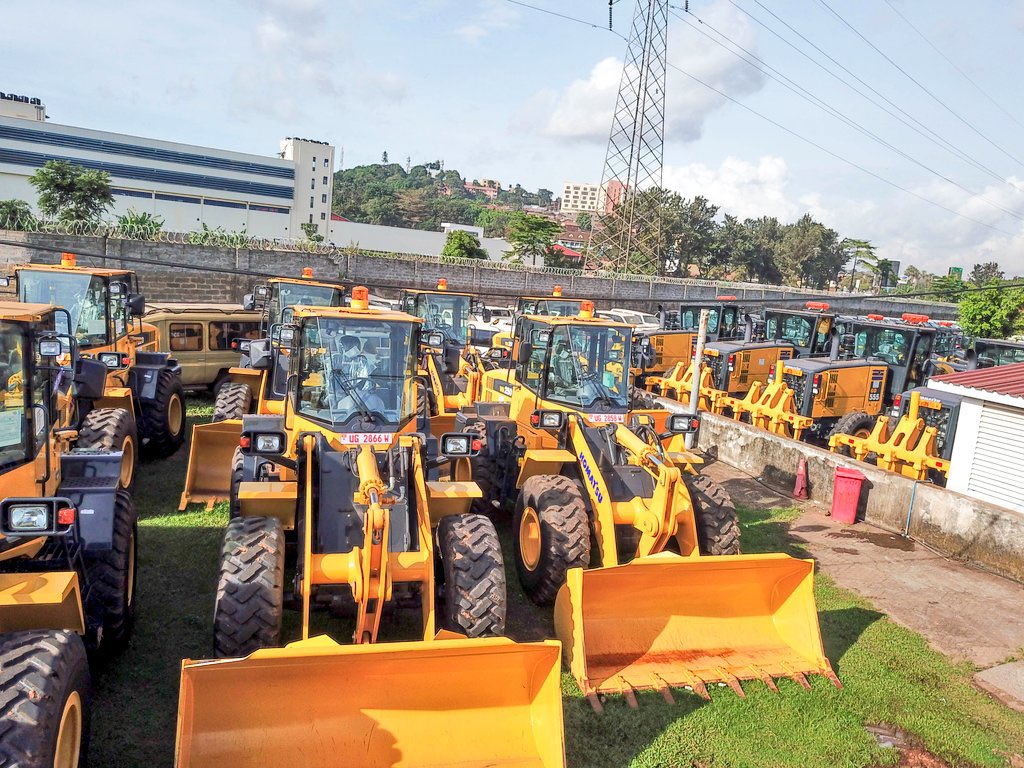 Uganda's Prime Minister, the Rt. Hon @R_Nabbanja, today officiated the flagging off of road equipment acquired by @GovUganda for districts established between 2017 and 2019. These districts include Bugweri, Kalaki, Kapelabyong, Kalenga, Kassanda, Kitagwenda, Kazo, Kwania,