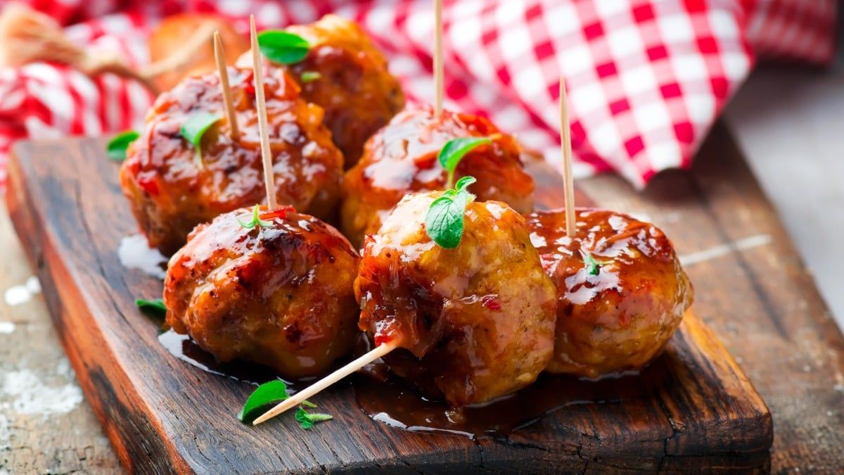 There are countless recipes for meatballs on the internet, but these tips are universally helpful no matter what recipe you use. Here are some tips to keep in mind to ensure a tender and juicy meatball is the result every time. Link: lifehacker.com/food-drink/bes…