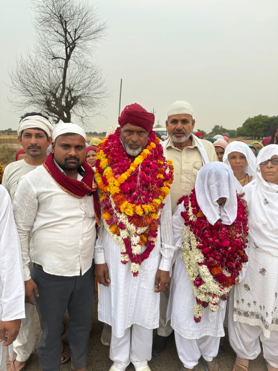 अलहमदुलिल्लाह 
 आज हमारे गांव कोलगदहिया जिला चित्रकूट से हमारे गांव के रमजान भाई व उनकी अहेलिया(बीबी)मोहतरमा बिलकीश खातून ने हज के लिये लखनऊ के लिए रवाना हुए इस मौके पर पार्टी के समस्त जिम्मेदारान गांव के समस्त हिन्दू मुस्लिम भाइयों ने मिल कर फूल मालाओ हज के लिए रवाना किया ।