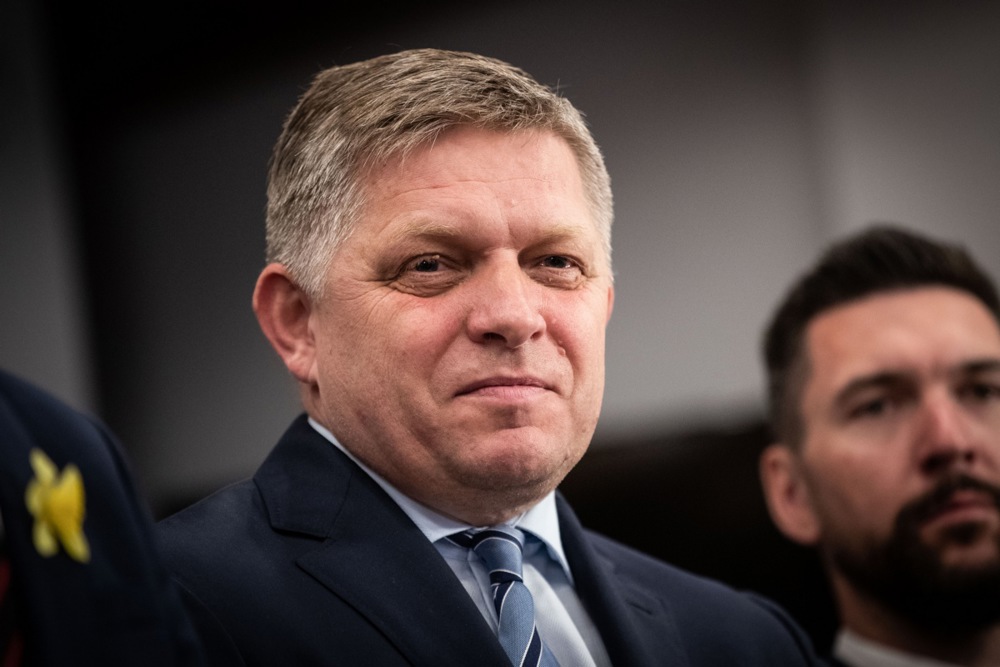 🌍 Global leaders unite in shock and sympathy following the shooting of Slovak PM Robert Fico.

Statements pour in from NATO's Jens Stoltenberg, UK's Rishi Sunak, and more, wishing Fico a swift recovery. #WorldNews #Slovakia

Read More: breakingthenews.net/Article/World-…