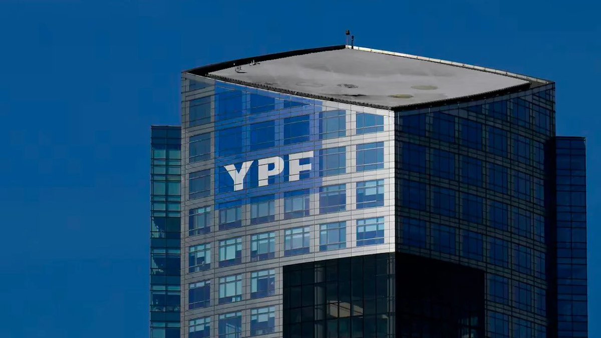 YPF comenzó su achique: se desprende de filiales en otros países, las acciones que tiene en la compañía Metrogas y la venta de los 55 campos maduros
'YPF Brasil tiene 300 empleados, produce lubricantes y gana U$S1 millón por año. Vamos a vender la planta. Igual  que YPF Chile