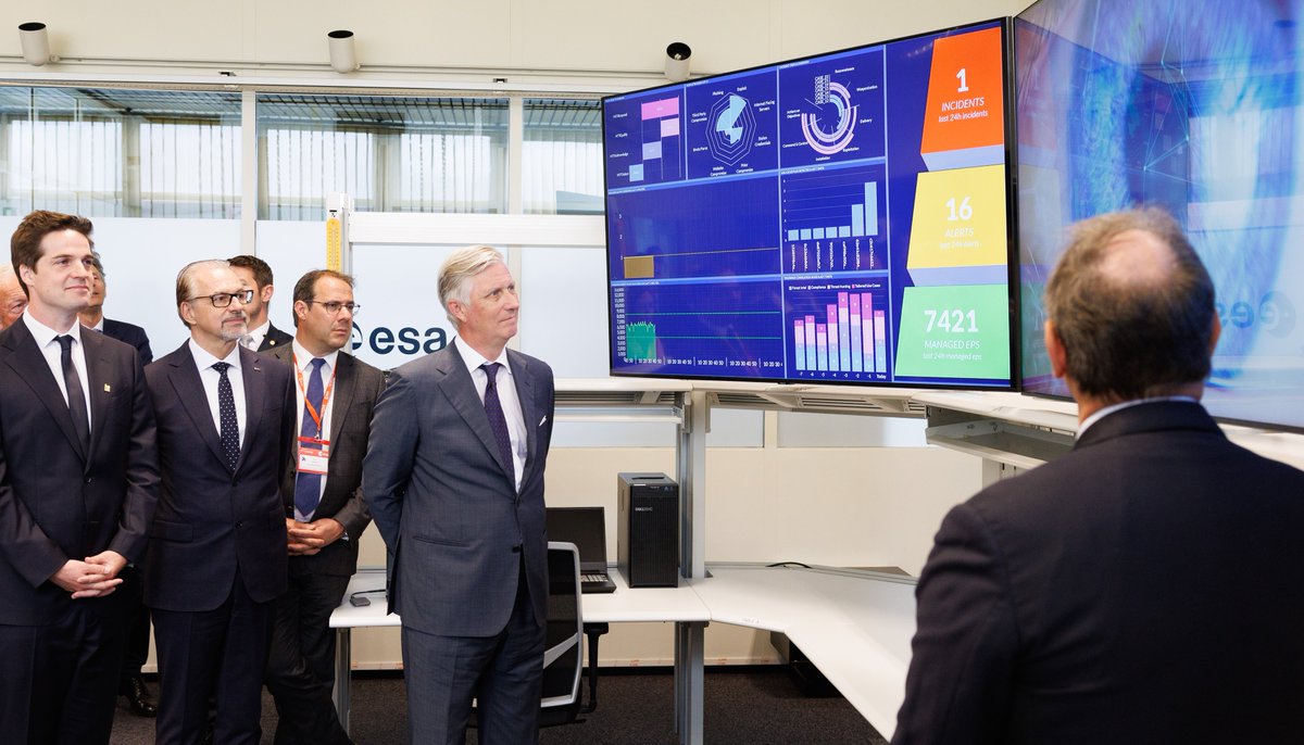 MonarchieBe's tweet photo. 🛰️ Le Roi visite le Centre de sécurité et d'études spatiales (ESEC) de l’@esa dans la province de Luxembourg. https://t.co/N6l1ePcoW6
