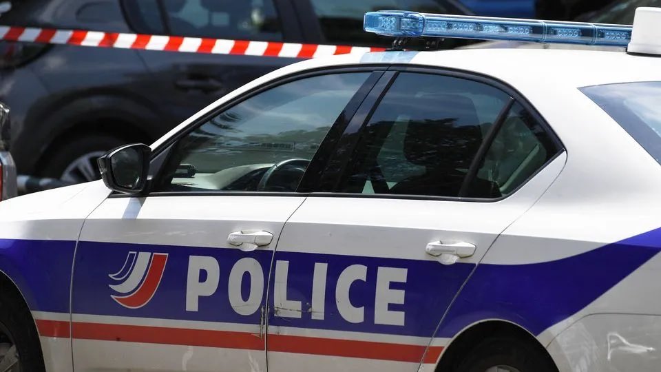 info_Paris_IDF's tweet photo. đŽ FLASH - #Villejuif : Deux personnes en Ă©tat d'alcoolĂ©mie ont Ă©tĂ© blessĂ©es par #balle cette nuit.
đ Leur pronostic vital n'est pas engagĂ©. Les #circonstances exactes restent, pour l'heure, Ă dĂ©terminer. Une enquĂȘte a Ă©tĂ© ouverte. (BFM) #ValdeMarne https://t.co/3cMLsvOHGk