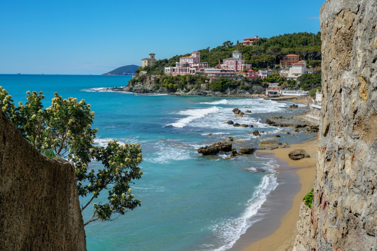 #sea The #BlueFlag 2024 waves over 18 locations on the Tuscan #coast. The famous award certifies clean sea, services and activities that meet the Foundation for Environmental Education's criteria.  🏅Check out the list bit.ly/BlueFlags-Tusc…