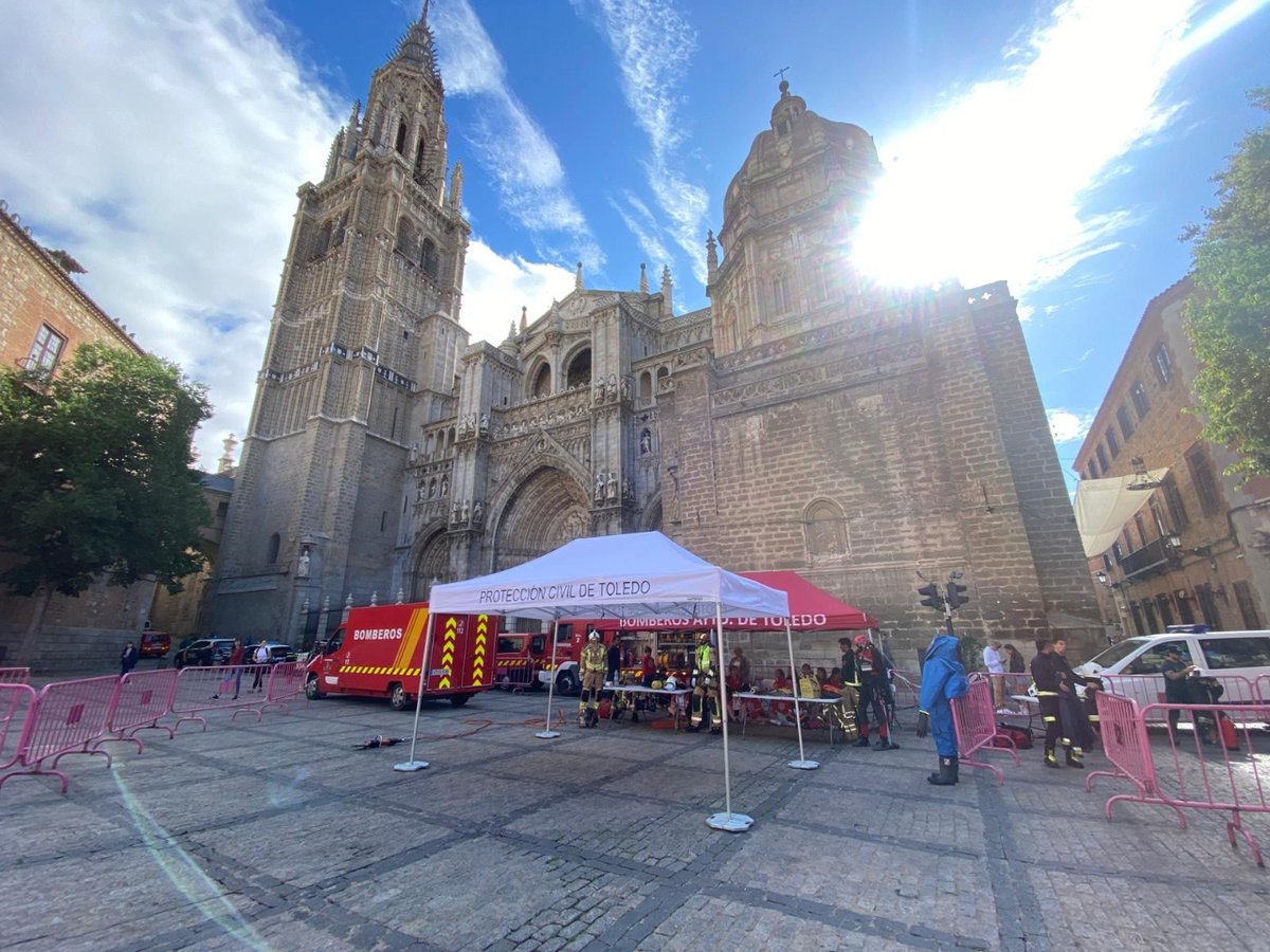🤝 La vicealcaldesa de Toledo, Inés Cañizares, ha participado en los actos con motivo de la Semana de Prevención de Incendios que se celebra estos días en la Plaza del Ayuntamiento, en el que participan alumnos de diferentes colegios de la ciudad.