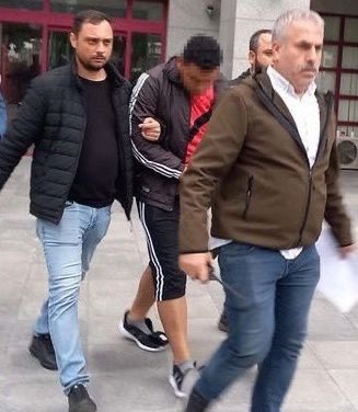 Gazetecilere ters kelelpçe yaparken Balıkesir’de kurye olarak çalışan Ata Emre Akman'nı sebepsiz yere vahşice katleden caniye düz kelepçe takan kolluğa da yazıklar olsun!