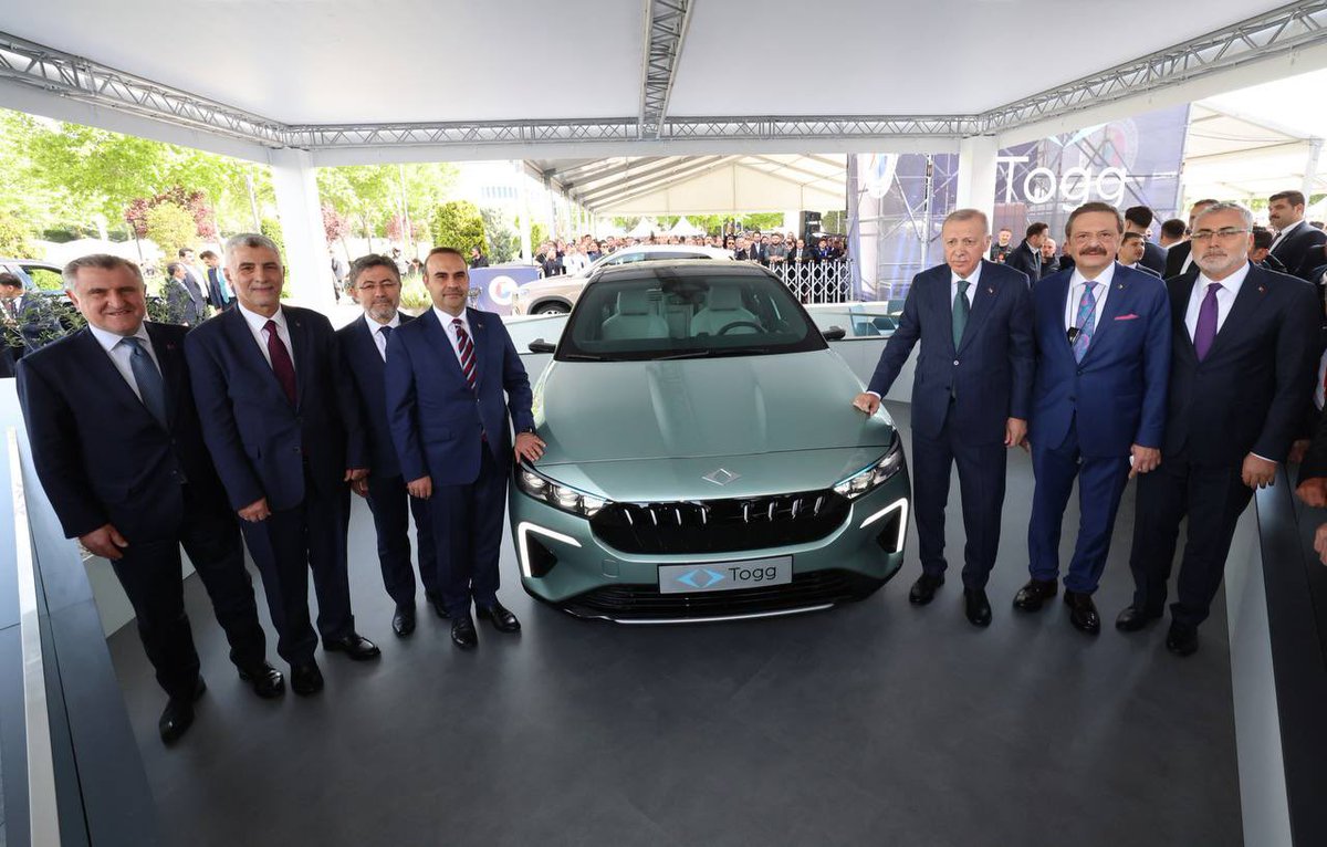 Türkiye’nin Otomobili #Togg’un yeni modeli #T10F’i, yerli ve milli otomobil fikrinin doğmasını ve bugünlere gelmesini sağlayan, Türkiye’nin gücüne, Türk mühendislerinin yetkinliklerine, girişimcilerimizin kabiliyetlerine her daim güvenen Cumhurbaşkanımız Sayın @RTErdogan’a