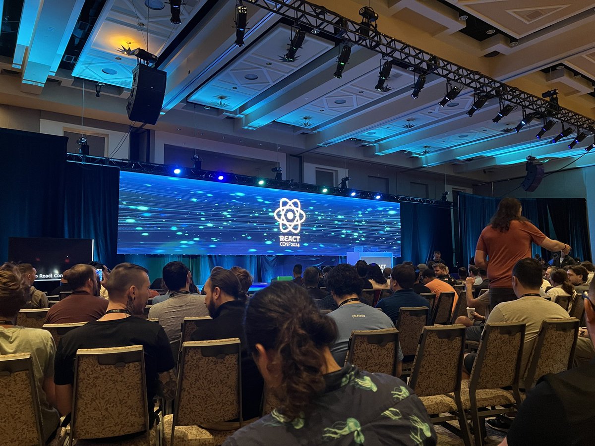 erinfoox's tweet image. 👋 #reactconf