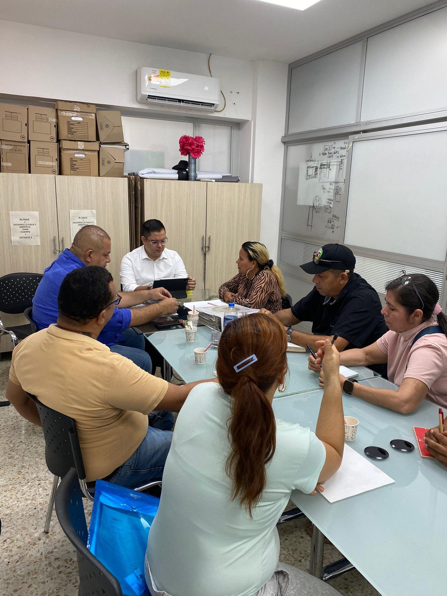 Atendimos a los líderes del sector Urimaco, en un espacio de diálogo donde escuchamos atentamente sus necesidades. 

Durante el encuentro, se abordaron diversas problemáticas, como la situación de las vías, el suministro de agua y la limitación de Urimaco. 

Estamos comprometidos