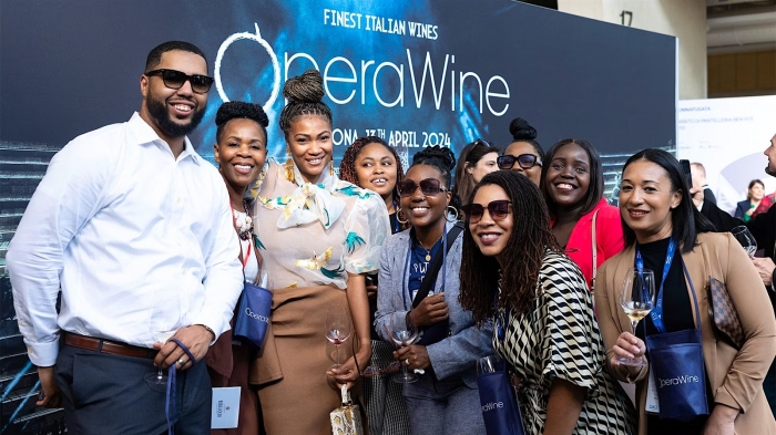OperaWine reúne a 131 bodegas italianas de élite en Verona: Preámbulo esencial para Vinitaly y escaparate del vino italiano. vinetur.com/2024051579572/…