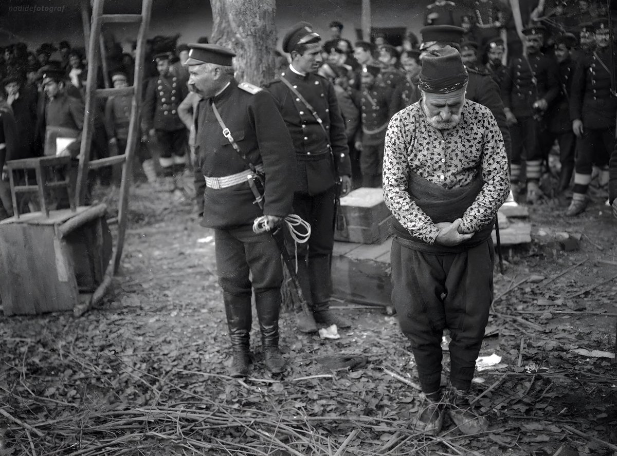 📸🇹🇷🇧🇬 | Condamné musulman effectuant sa dernière prière avant son exécution par les Bulgares à Svilengrad/Cisr-i Mustafapaşa (1912).