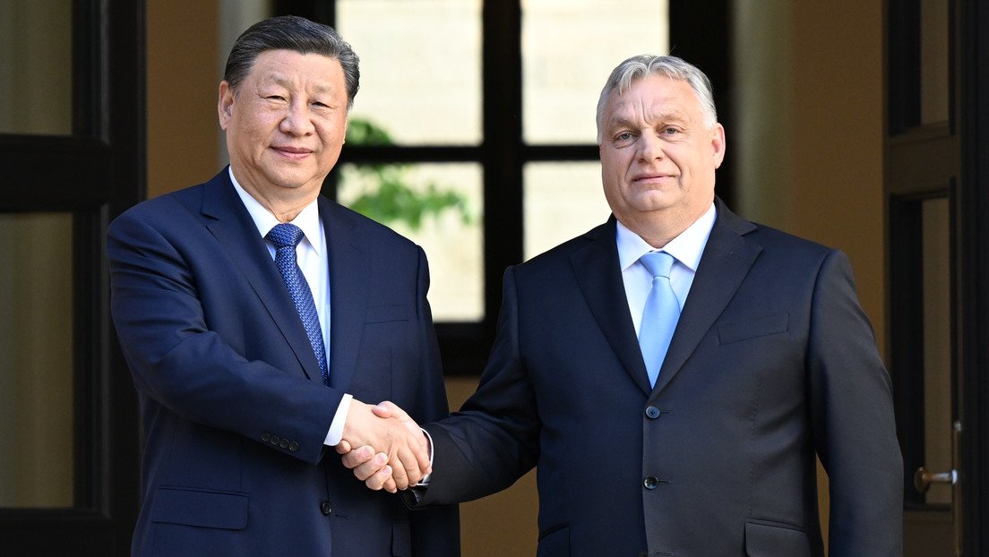 Salz in die Wunden der EU: Xi Jinping lobt Ungarn für seinen Willen zur 'Unabhängigkeit' 

Der ungarische Präsident habe ein so gutes Verhältnis zur russischen und chinesischen Führung, dass manche EU-Politiker in seiner Gegenwart nicht mehr offen reden würden. Mittlerweile habe