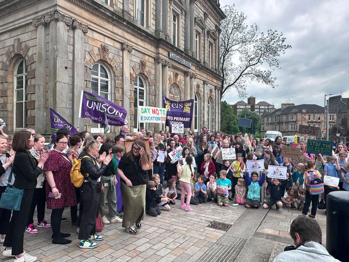 thisisgoradio's tweet image. As MSPs debated Glasgow&apos;s education cuts at Holyrood this afternoon, a protest against them took place in the city council leader&apos;s ward.

@GCParentsGroup were behind the action at Langside Halls, demanding the local authority rethink plans to axe 450 teacher jobs in the city.