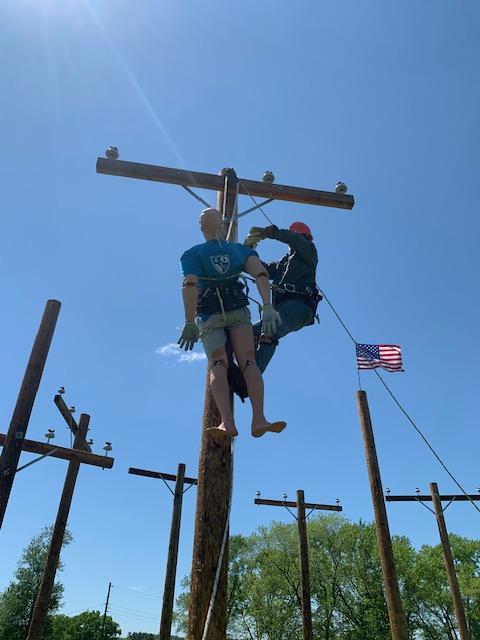 👷‍♂️👷‍♀️Powerline students practiced lifesaving skills in scenarios using Rescue Randy, a 180-lb mannequin that simulates an unconscious worker. Climbing utility poles, the students rigged and secured rescue lines and lowered Randy safely! @RVSDSuper @STEAMDirector