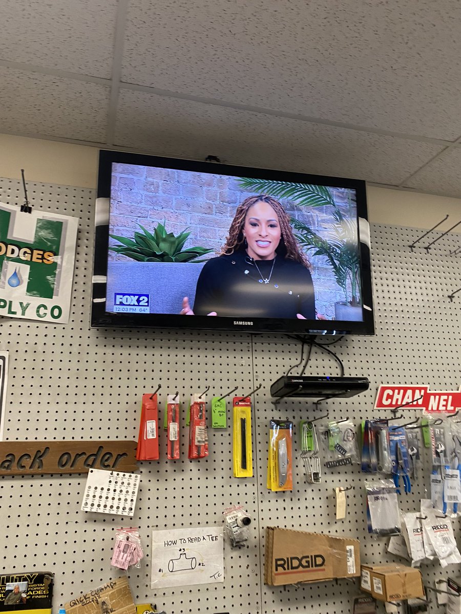 park_depot's tweet image. 🧨🧨I agree with @leethomastv 💯 #MichigansBeyonce Good Lawd… @MaurielleTV really be wearing that dress 💨 #SmokeShow 💨 #TheNoon 🧨🧨