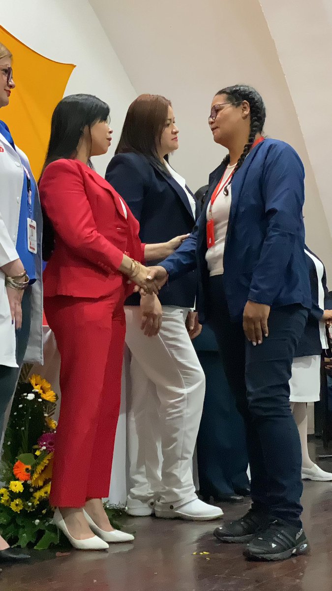 Como muestra de reconocimiento y agradecimiento hacia el personal de enfermería personalidades del SPNS, resaltaron el arduo trabajo de las enfermeras y enfermeros de diferentes centros de salud. #LaEsperanzaEstáEnLaCalle @NicolasMaduro @delcyrodriguezv @MagaGutierrezV