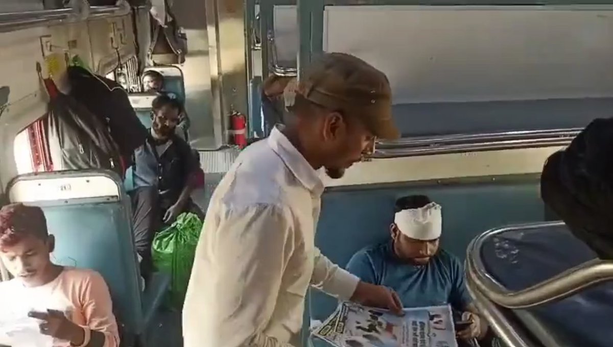 Naresh_Nehraa's tweet photo. इस लड़के का नाम हलचल यादव है ये अग्निपथ से पहले सेना में चयनित 1.5 लाख बच्चों में से है।

आज ये मुद्दा देश की मुख्यधारा मीडिया से गायब है,और आखिर हमारी आवाज को दबा दिया गया इसलिए आवाज जनता तक पहुंचानी पड़ रही है

‘‘हमारी वर्दी हमारा हक़’’
‘‘अपने हक़ के लिए लड़ेंगे और जितेंगे..✊ https://t.co/8zf1sY1Ikg