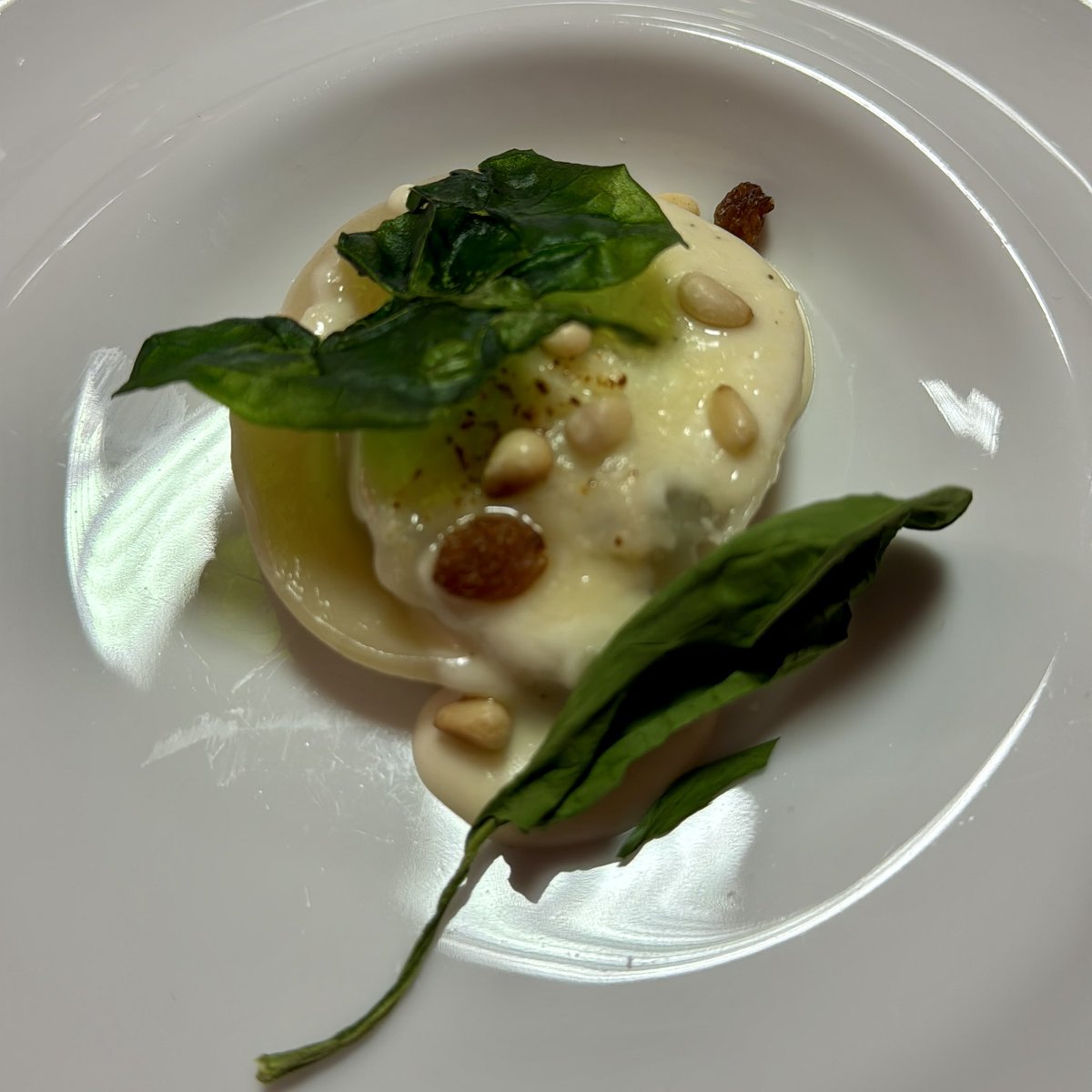Grupo PP Ayuntamiento de Ávila (@grupoppavila) on Twitter photo 🍽️El menú que los alumnos del Ciclo de #Hostelería del <a href="/ies_santayana/">IES Jorge Santayana</a> preparan en su restaurante está delicioso, pero solo os enseñamos el ravioli de espinacas, piñones y pasas😉😋.
👨🏻🍳Enhorabuena a estos profesionales en ciernes y a sus profesores.
💪🏼Hay mucho futuro en #Ávila. 🍽️El menú que los alumnos del Ciclo de #Hostelería del <a href="/ies_santayana/">IES Jorge Santayana</a> preparan en su restaurante está delicioso, pero solo os enseñamos el ravioli de espinacas, piñones y pasas😉😋.
👨🏻🍳Enhorabuena a estos profesionales en ciernes y a sus profesores.
💪🏼Hay mucho futuro en #Ávila.