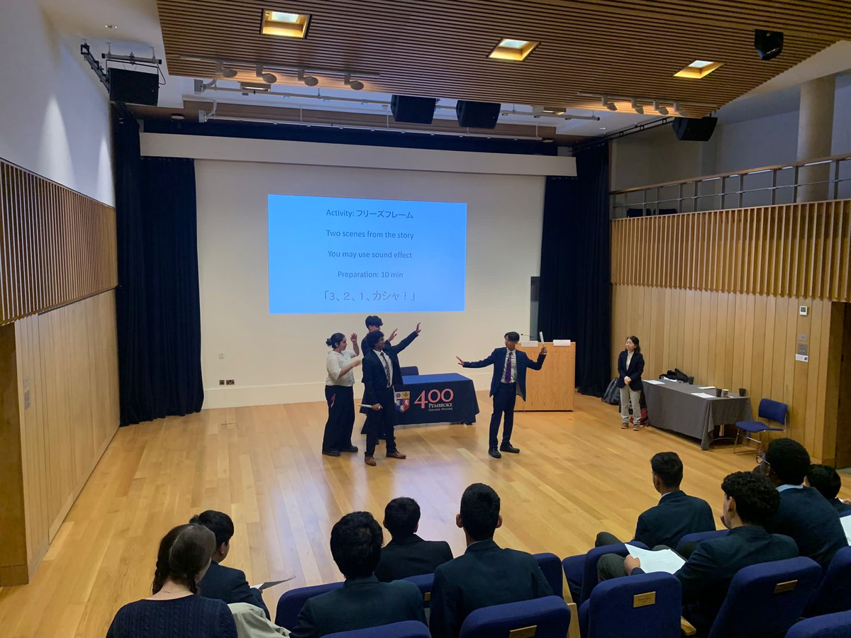 They enjoyed lunch in the historic Pembroke College dining hall! Students also got to show off their amazing reading skills in Japanese and perform some freeze frame shots from folktales - Kosi lifting Fawaz in the air like in Titanic 🚢 @jpflondon @DartfordGS @PembrokeOxford