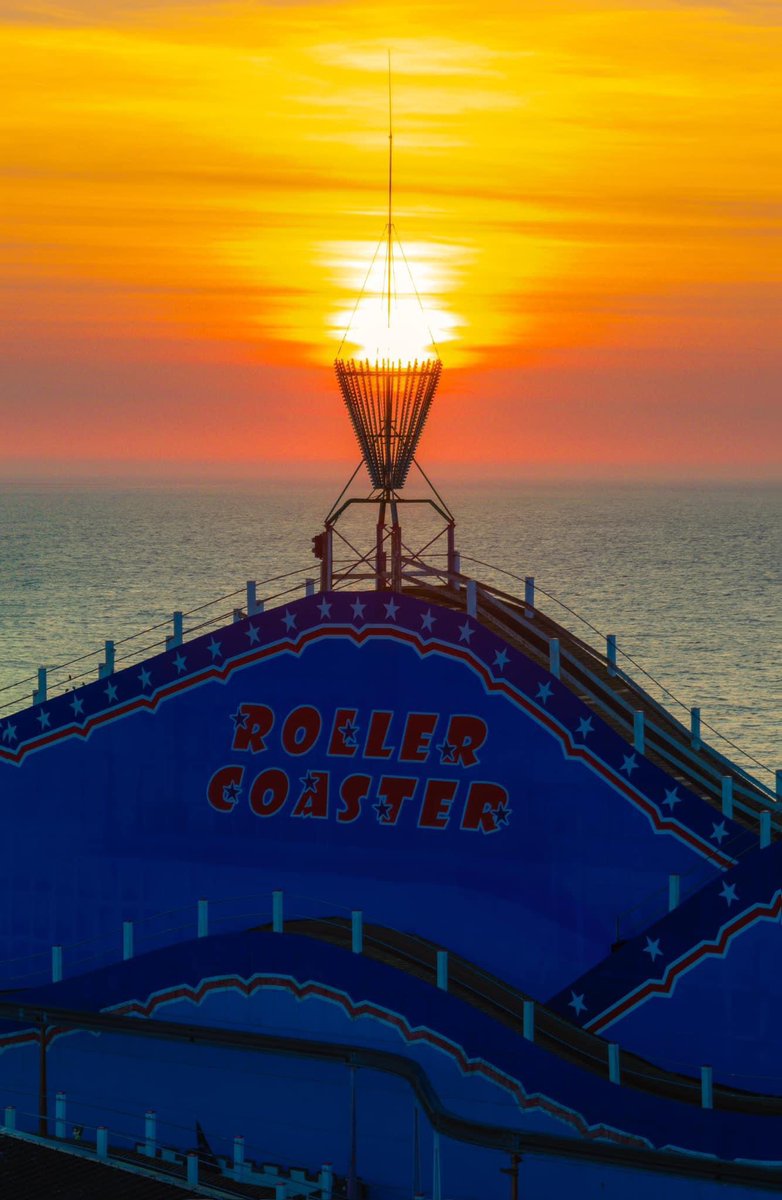 we thought we'd share with you this incredible image that @lukemartinphotography managed to capture of the coaster at sunset 🌅 how amazing is that view?! 😍 #greatyarmouth#greatyarmouthpleasurebeach#greatyarmouthsunset#norfolksunset