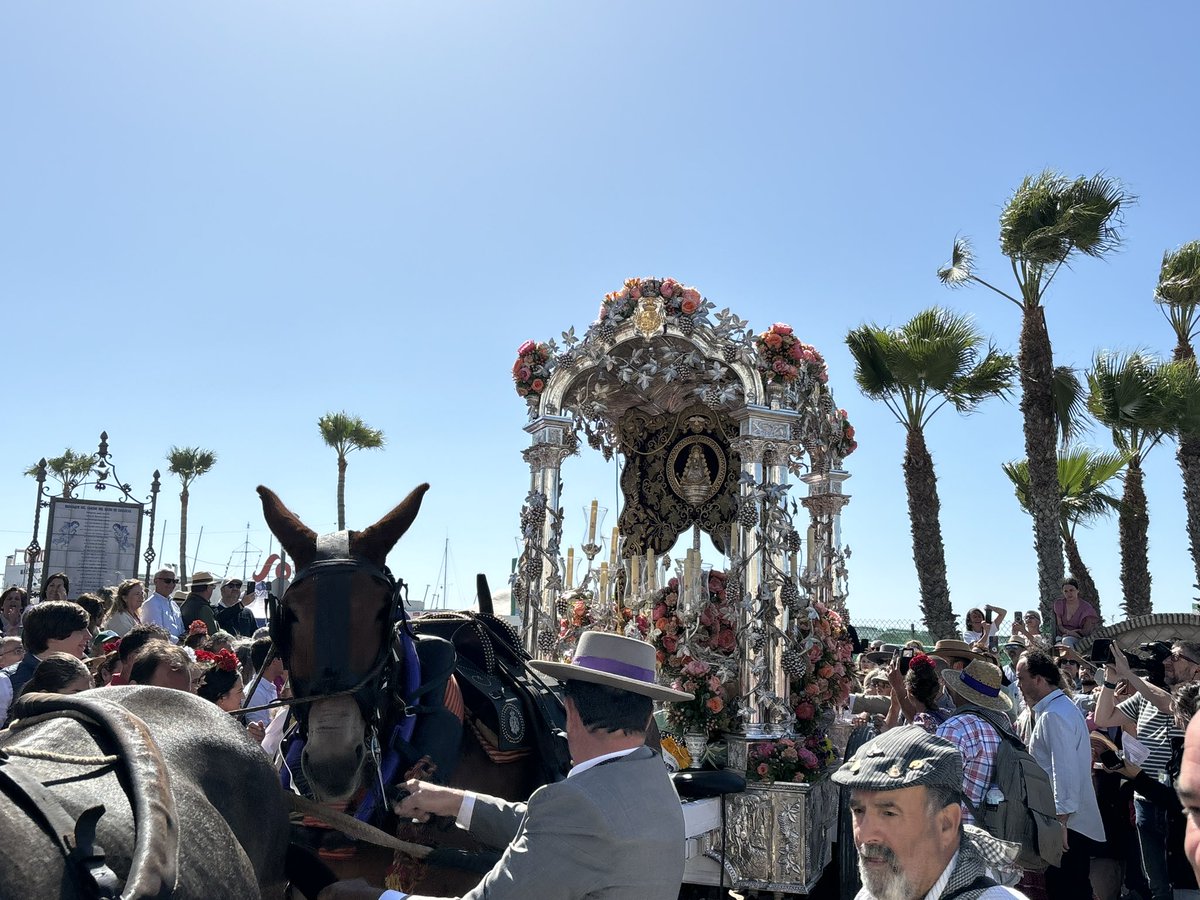 🕊️ Jerez embarca en Sanlúcar Los concejales de #VOXSanlúcar nos reciben en Bajo de Guía para acompañar a la Hermandad del Rocío de Jerez en su embarque hacia el Coto. Desde #VOXJerez apostamos por preservar nuestras tradiciones.