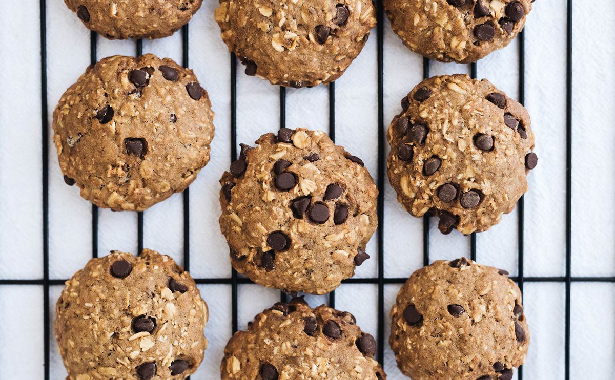 Beans and Chocolate?!?
YES, they go together!
Celebrate #NationalChocolateChipDay by trying out these yummy Chocolate Chip Oat Cookies.

Get the recipe: bit.ly/3goOU4s

#LoveCDNBeans #betterwithbeans #chocolatechips #chocolatechipcookies #navybeans #whitepeabeans
