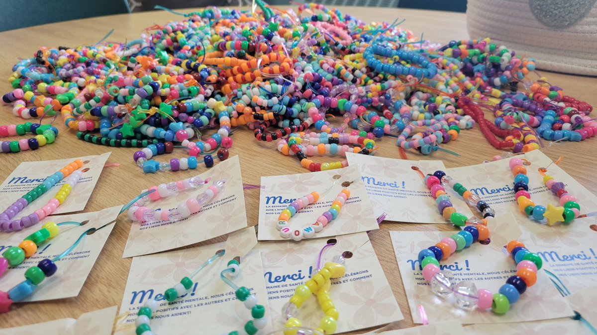 Lors de la semaine de la santé mentale et de l'éducation catholique, un groupe d'élèves de la 1ère à la 8e année a créé des bracelets d'amitiés et les a offerts à TOUS les élèves de l'école! Merci à Mme Olivia, notre TES, qui a chapeauté cette belle initiative.<a href="/JPGagnier/">J</a>