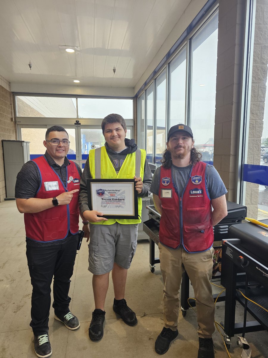 Congrats to our new Loader already being voted employee of the month for Sales Support ! Congrats Trevor!!!!! @BenitoKomadina @DustinCornell5 @MikeJDemps @lowes627 @BlueBoxR1