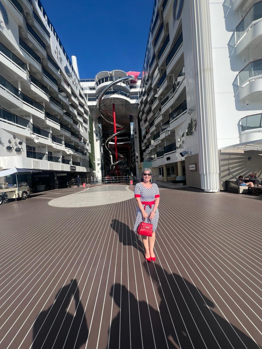 En #Nápoles visité MSC World Europa,  junto a directivos de la compañía italiana y empresarios locales. Este crucero especializado en viajes por el Mediterráneo ofrece sus servicios a 6.762 pasajeros y 2.138 tripulantes.