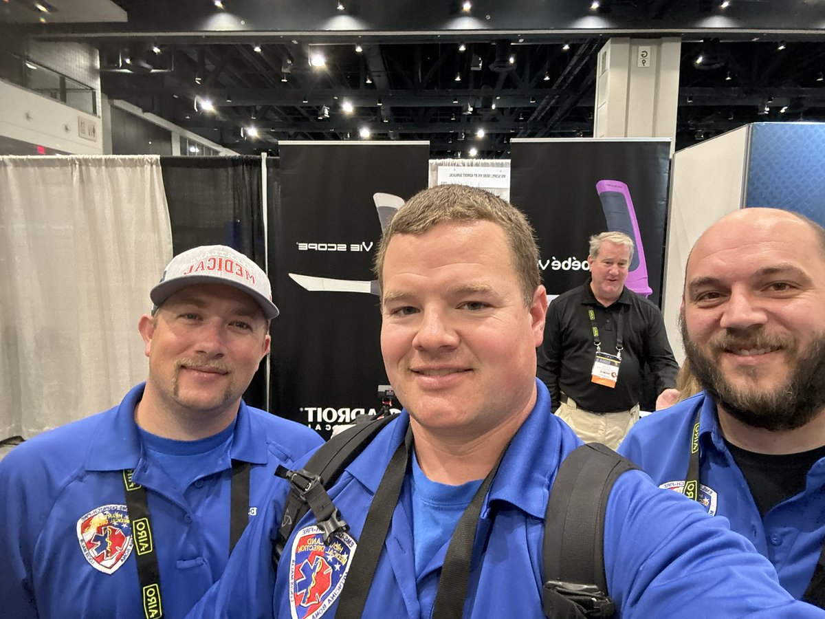 Friends from Oklahoma Medical Direction #EMS visiting our booth (207) #SOMSA24 #SOMA2024 @SpecOpsMedics Join us! PS: go @okcthunder ! #medtwitter #military #airway