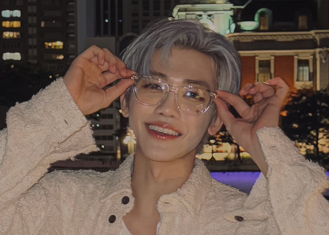 จมูกทรงนี้ปากแบบนี้หูแบบนี้โครงหน้ากับคิ้วแบบนี้ทรงผมนี่ถูกต้องเลย รับกันไปหมด เป็นคนที่หล่อมาก กรอบหน้าสันกรามคมยิ้มหวานใส่แว่นอีก ขี้โกงสุดๆ ㅜㅜ