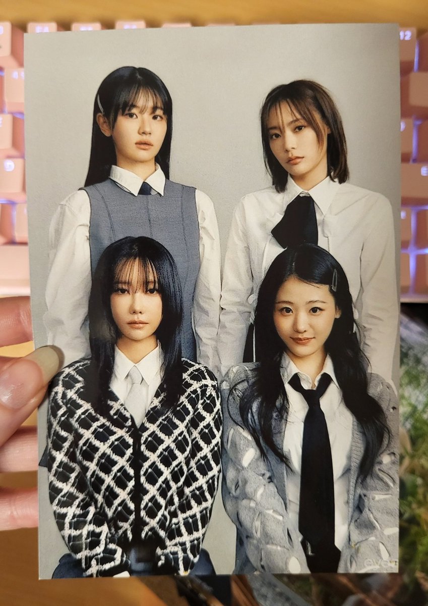 tabyshiningstar's tweet photo. I love this picture so much I had to print it.
#QWER https://t.co/95FWx0Wxuf