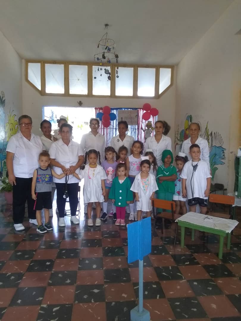 Los niños del círculo infantil de Jatibonico hacen honor a los médicos y enfermeros d l municipio. #SanctiSpíritusEnMarcha @DirecSaludSsp @AlexisLorente74 @Barbara78904587 @DeivyPrezMartn1 @FeansiscoQ @EnfMINSAP @DiazCanelB #YoSigoAMiPresidente #GenteQueSuma