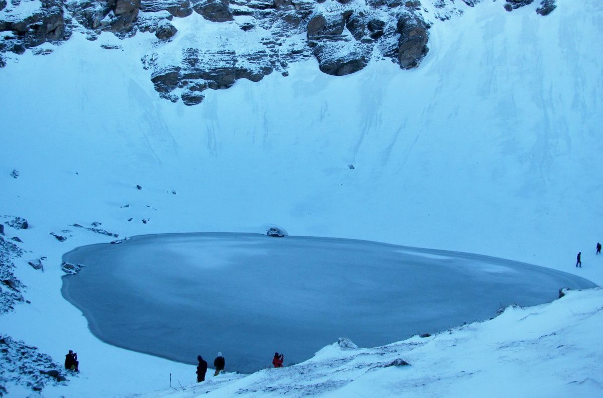 En las alturas del Himalaya, se esconde un enigma helado que ha desconcertado a científicos y aventureros por décadas. El Lago Roopkund, a 5.029 metros sobre el nivel del mar, es un valle nevado que guarda un secreto macabro bajo su superficie congelada.#abrohilo