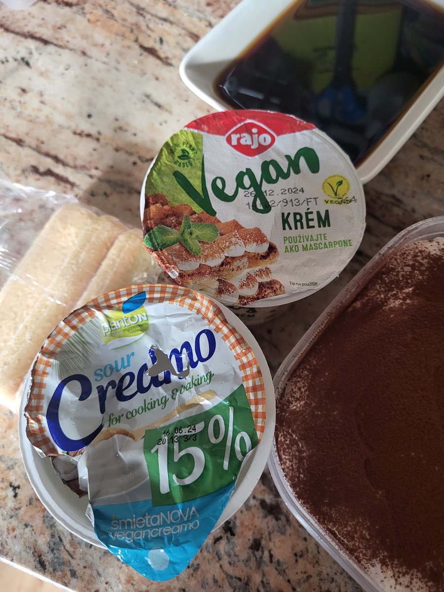 Trošku to tu zriedim.
Ak by ste potrebovali vyrobiť bezmliečne Tiramisu, tak zmiešaním týchto dvoch vegan krémov sa mi podarila vynikajúca náhrada za mascarpone so šľahačkou.
... nie, žĺtka som dnes z rôznych dôvodov nepridala...