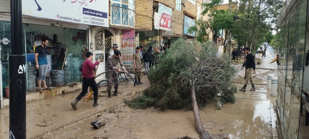 دمتون گرم با وجود حرف هایی که همیشه می‌شنوید بازم تو موقعیت های سخت شما اولین نفراتی هستین که تو صحنه این
تفاوت ما با کشورهای دیگه مثل دبی الان معلوم میشه البته اگه منصف باشیم